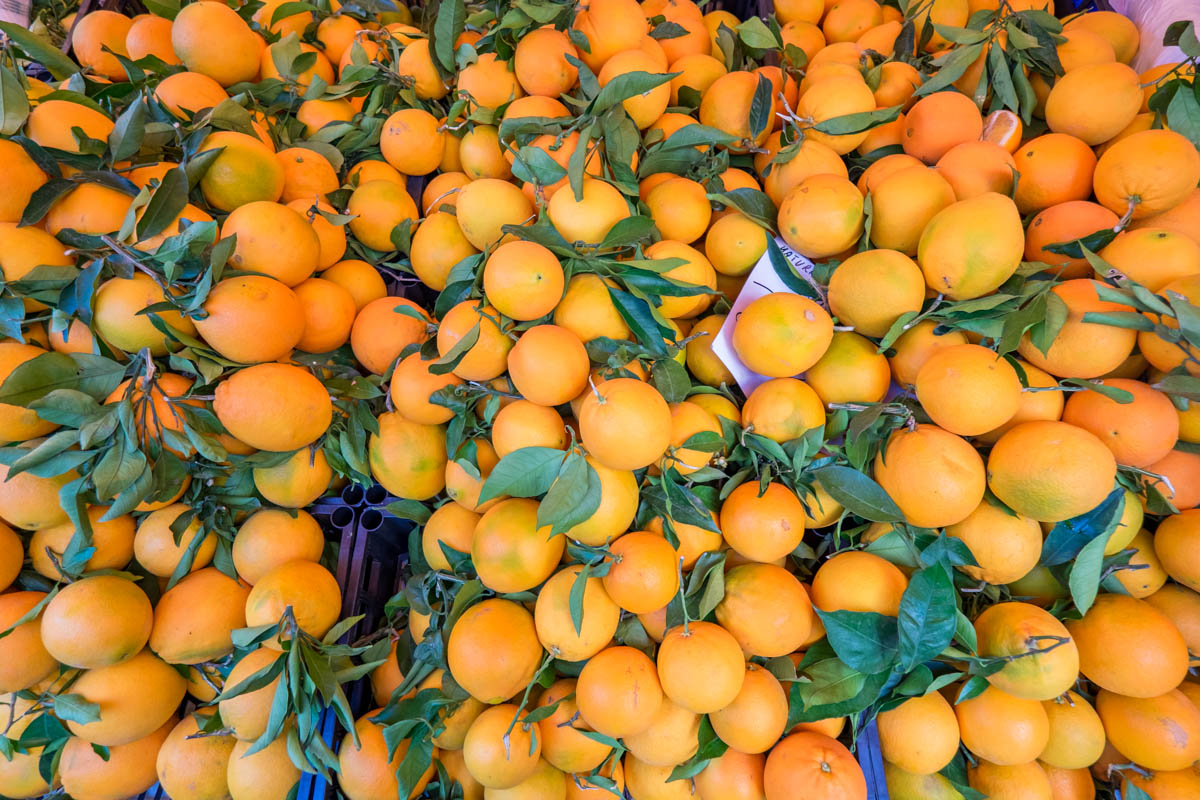 Pomarańcze na tragu zywności w Modenie.