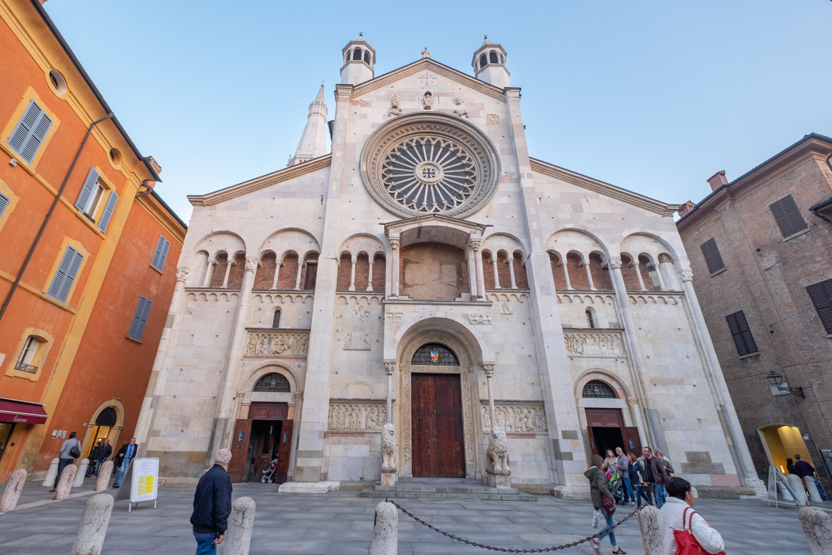 Front katedry w Modenie - najcenniejszego zabytku i atrakcji Modeny.