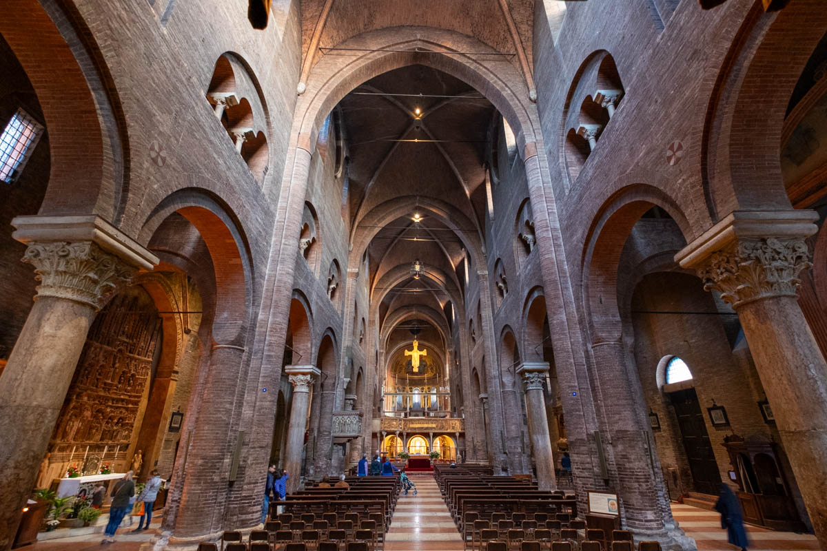 Wnętrze katedry w Modenie.