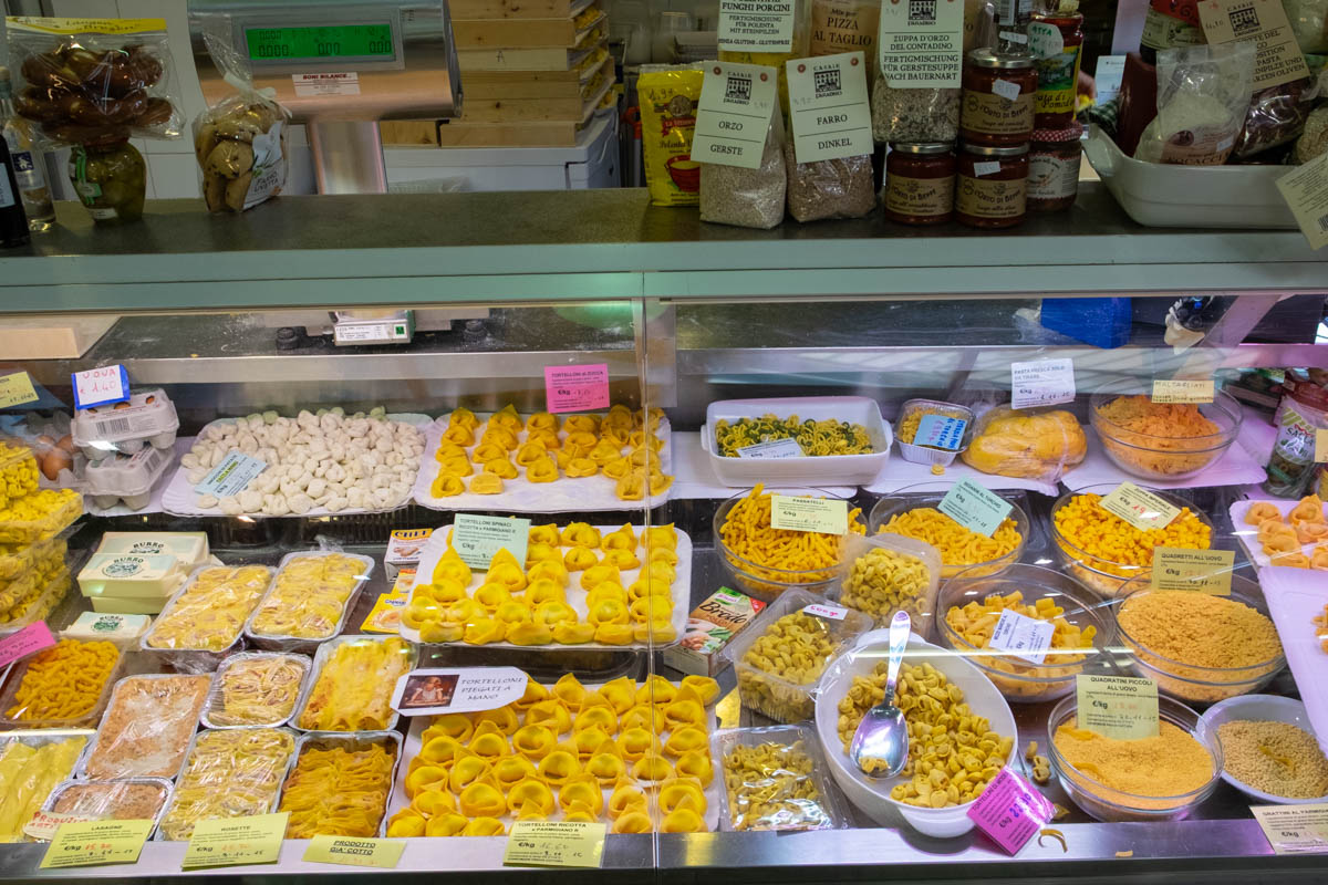 Makarony na targu spożywczym Mercato Storico Albinelli w Modenie. 