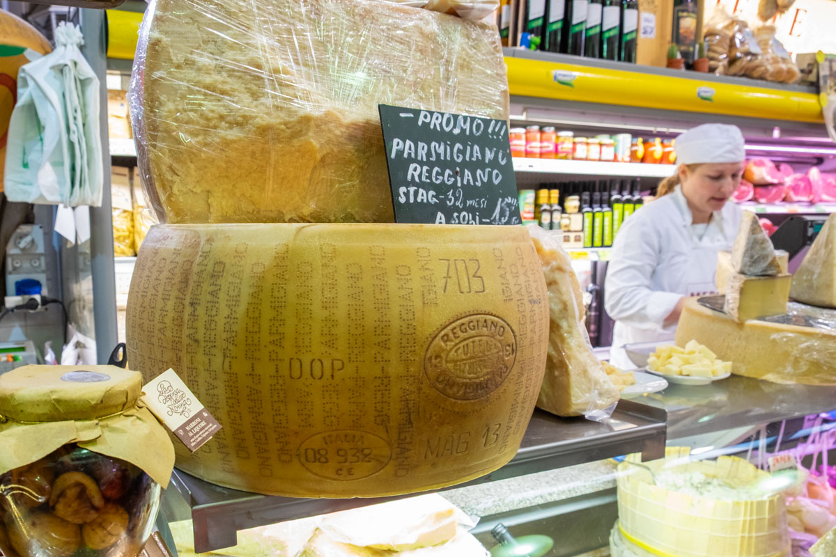 Parmigiano Reggiano na targu spożywczym Mercato Storico Albinelli w Modenie. 