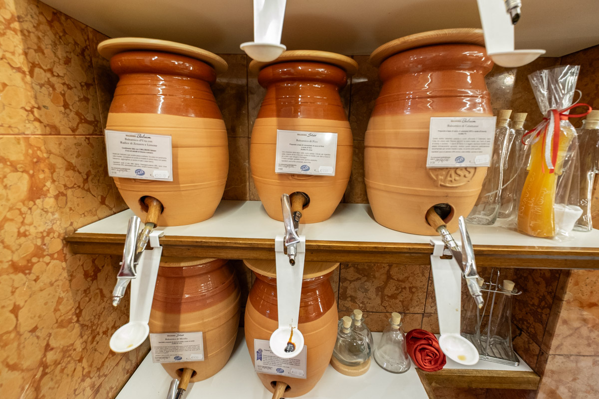 Ocet balsamiczny na półce sklepowej w Modenie.