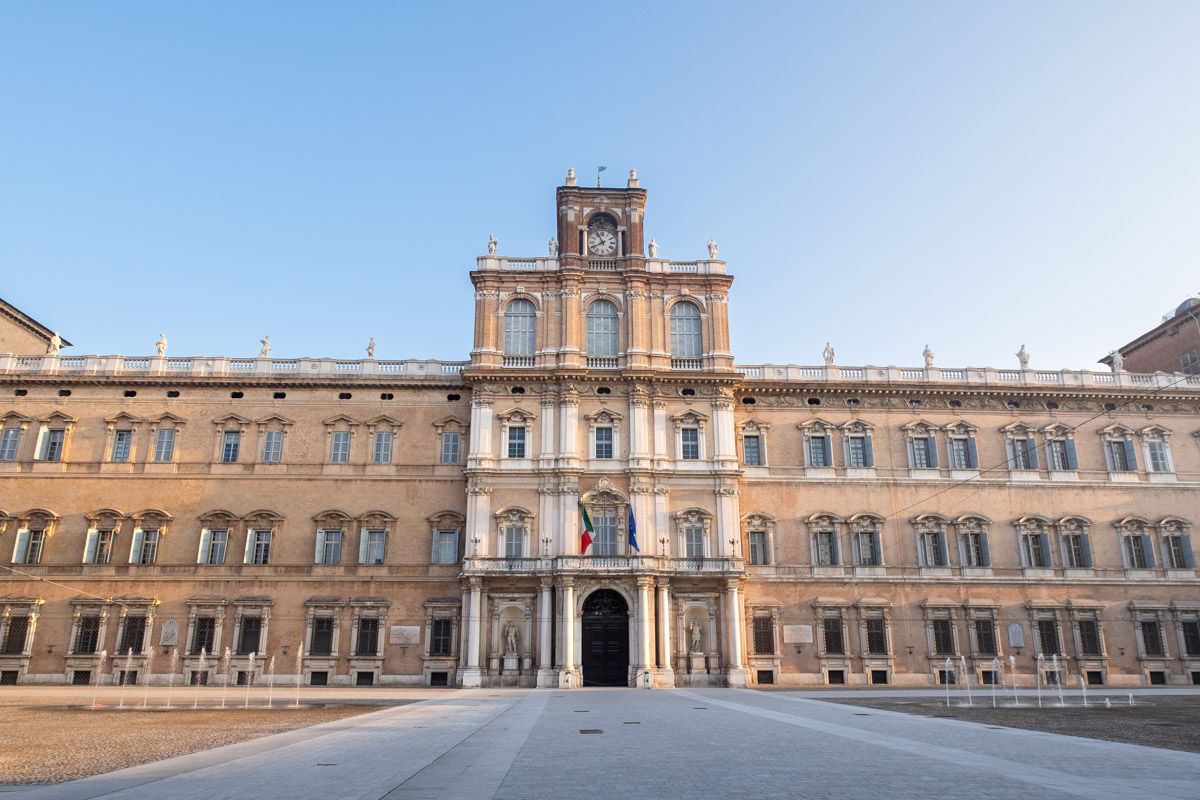 Monumentalny Pałąc Książęcy w Modenie.