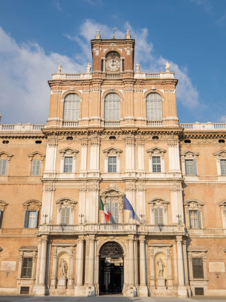 Front Pałacu Książęcego (Palazzo Ducale) w Modenie.