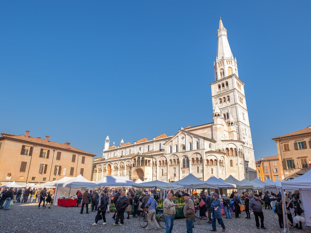 Targ spożywyczy na Piazza Grande w Modenie. W tle Katedra i Torre della Ghirlandina.
