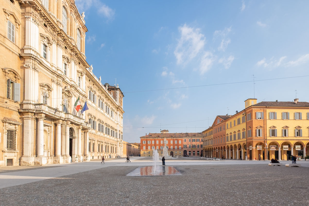 Plac Rzymski (Piazza Roma) w Modenie.