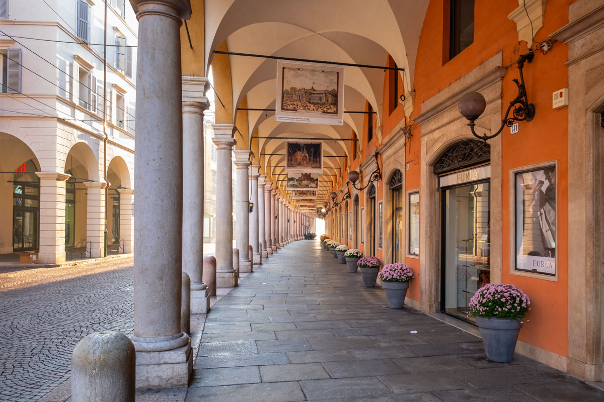 Modena atrakcje. Klimatyczna uliczka z podcieniami - Via Emilia Centro.