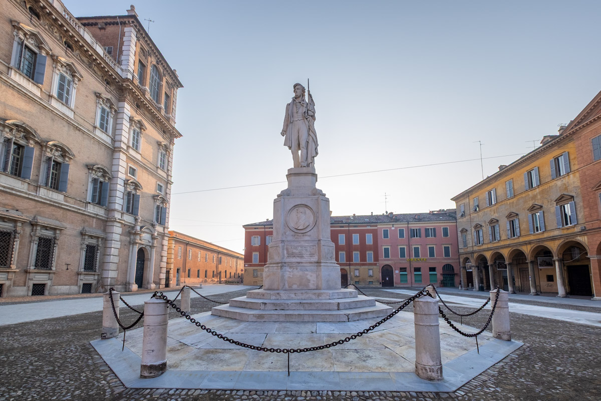Pomnik Ciro Menottiego na Placu Rzymskim w Modenie.