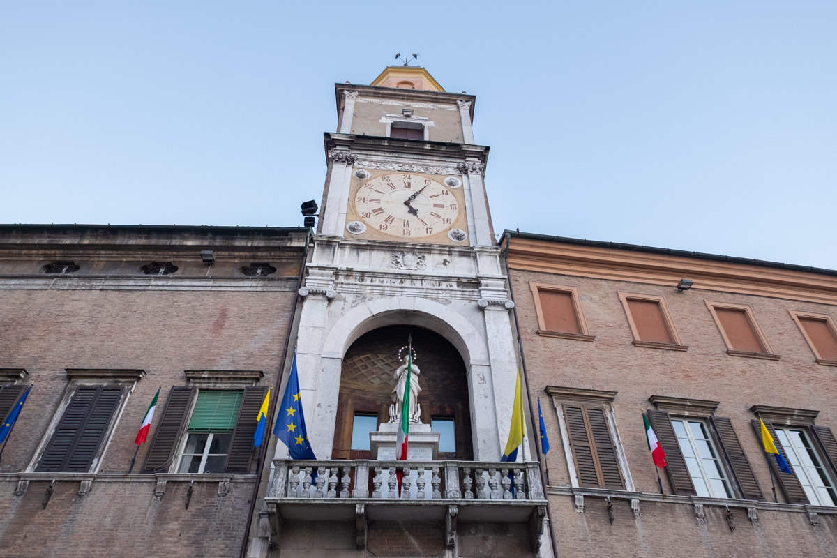 Elewacja ratusza w Modenie.