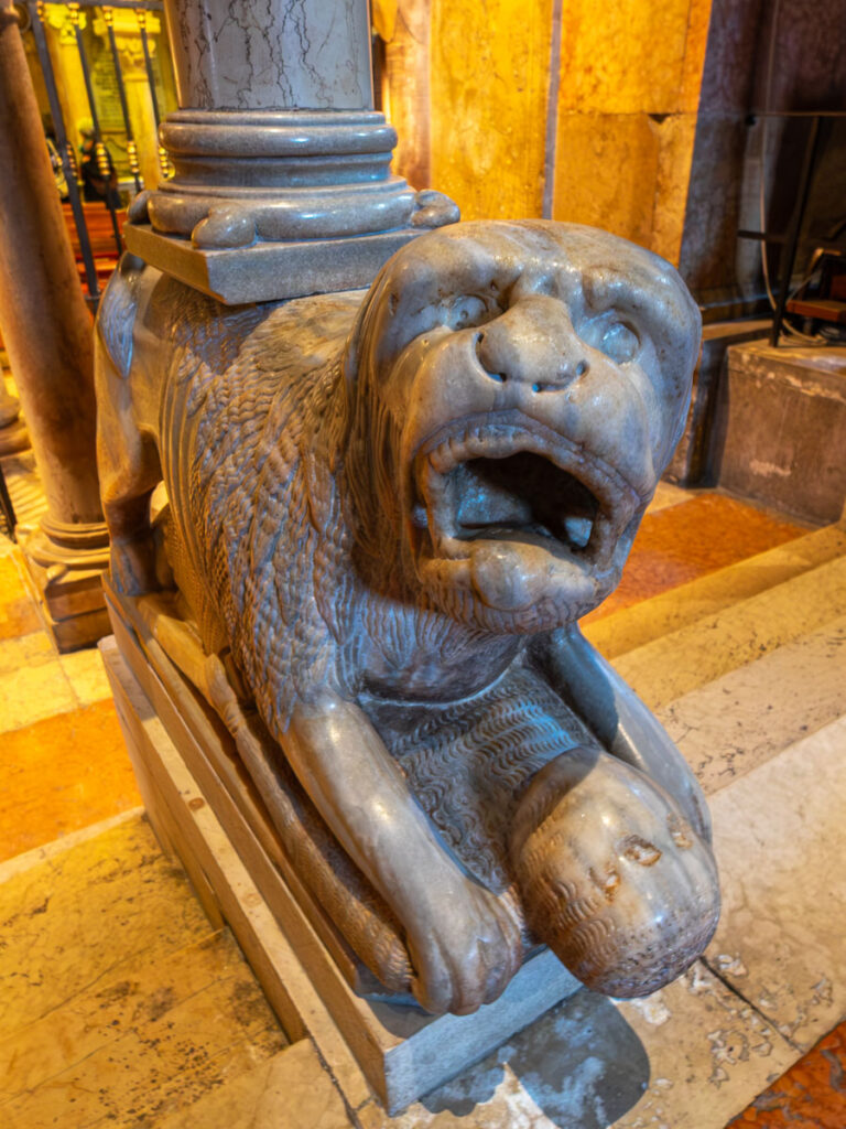 Rzeźba podtrzymująca kolumnę w Katedrze w Modenie.