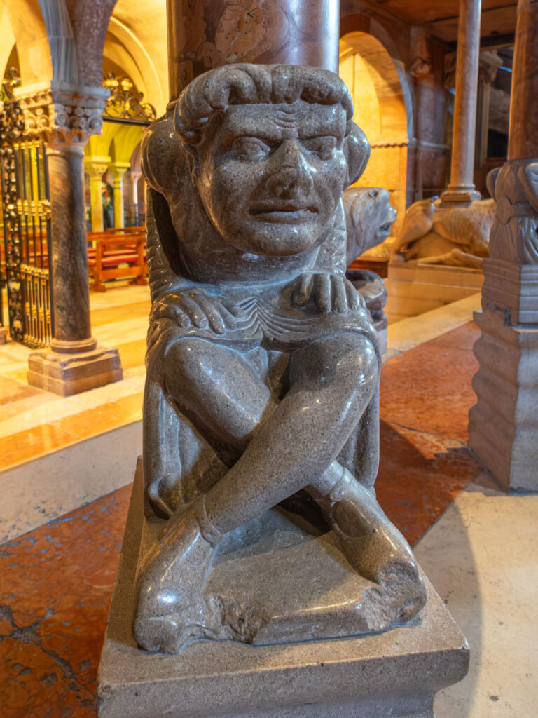 Rzeźba podtrzymująca kolumnę w Katedrze w Modenie.