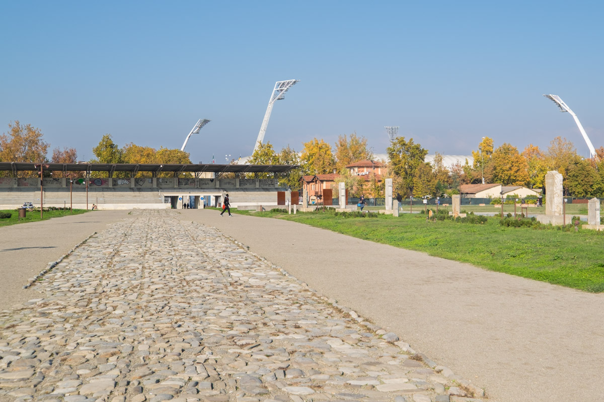 Zrekonstruowana droga rzymska w Parco Archeologico Novi Ark.