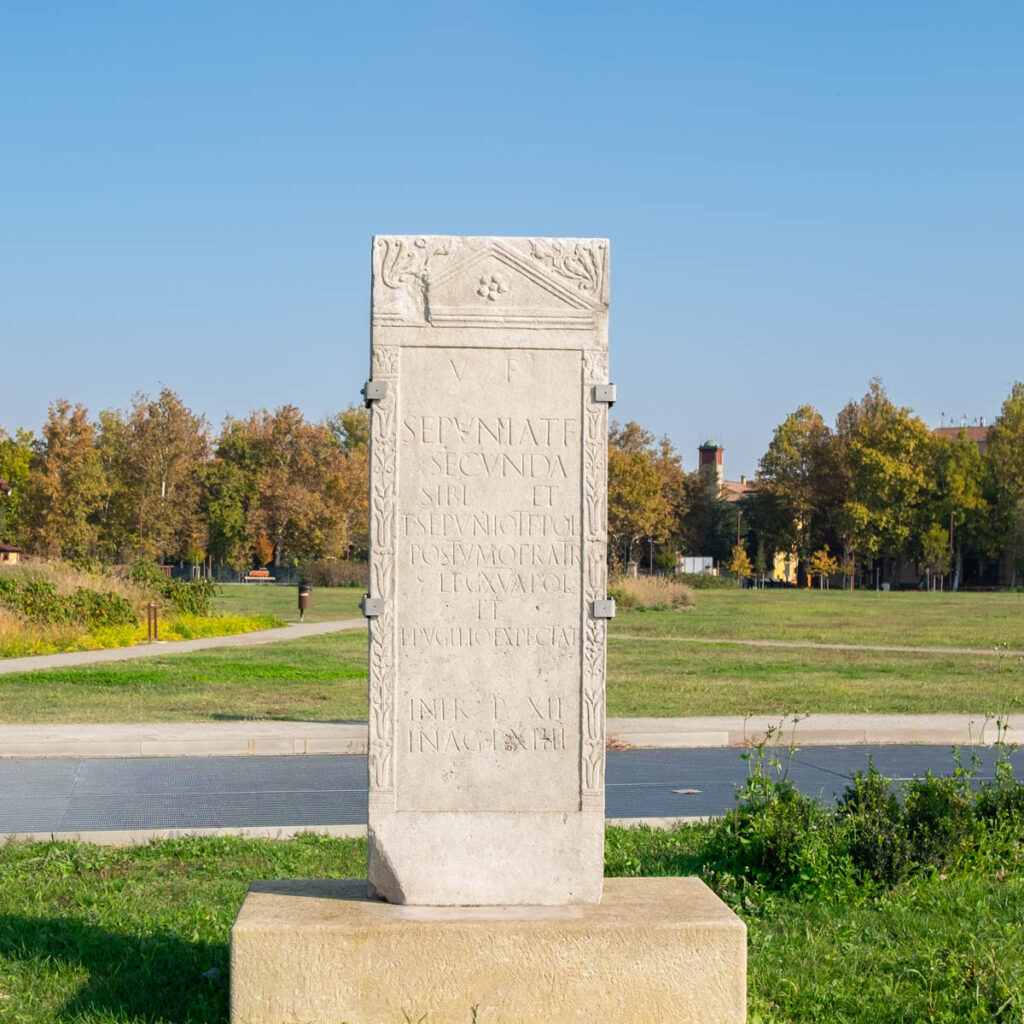 Nagrobek z czasów rzymskich w Parco Archeologico Novi Ark.