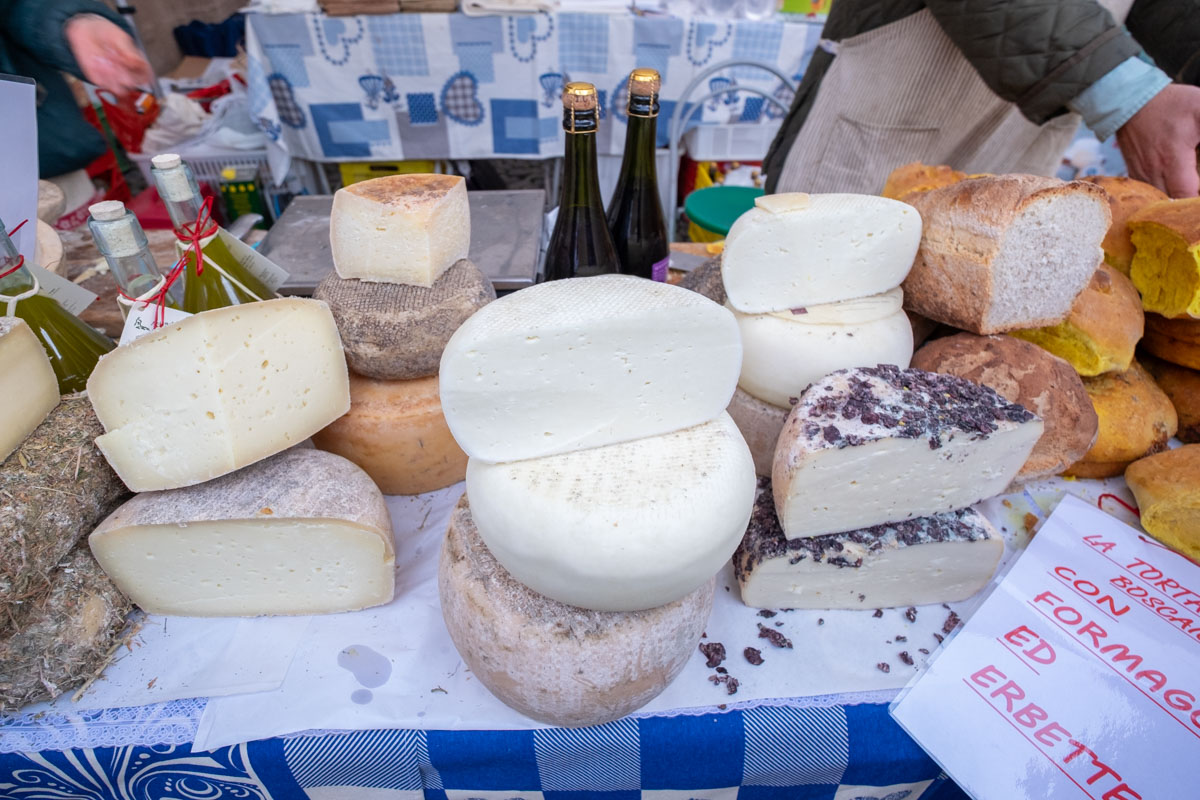 Loklane sery na targu spożywyczym w Modenie.