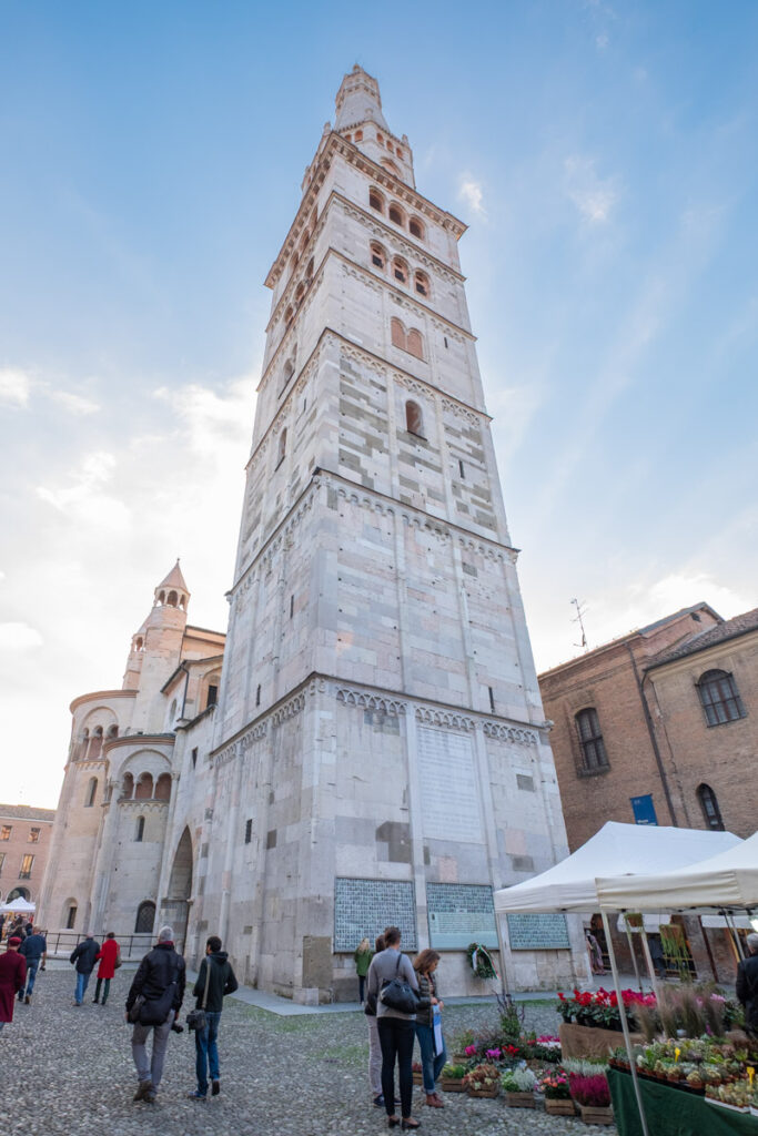 Torre della Ghirlandina to warta zobaczenia atrakcja Modeny
