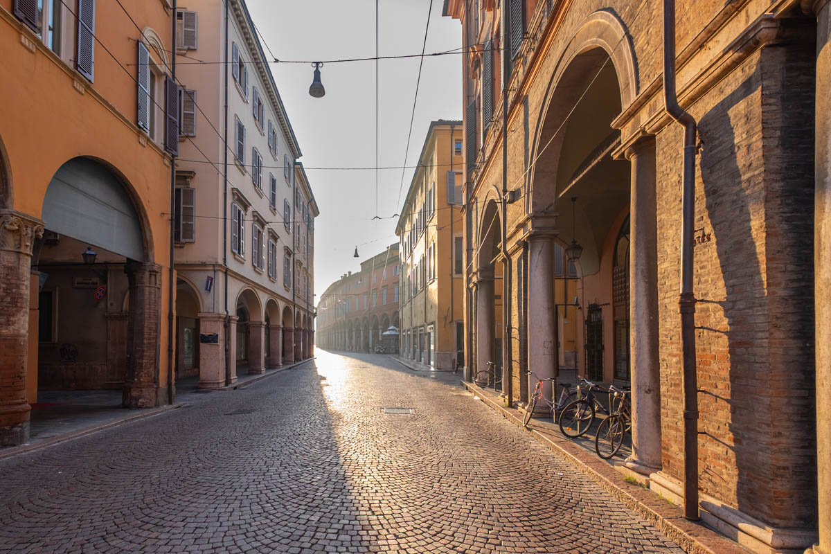 Klimatyczna uliczka Via Emilia Centro w Modenie.