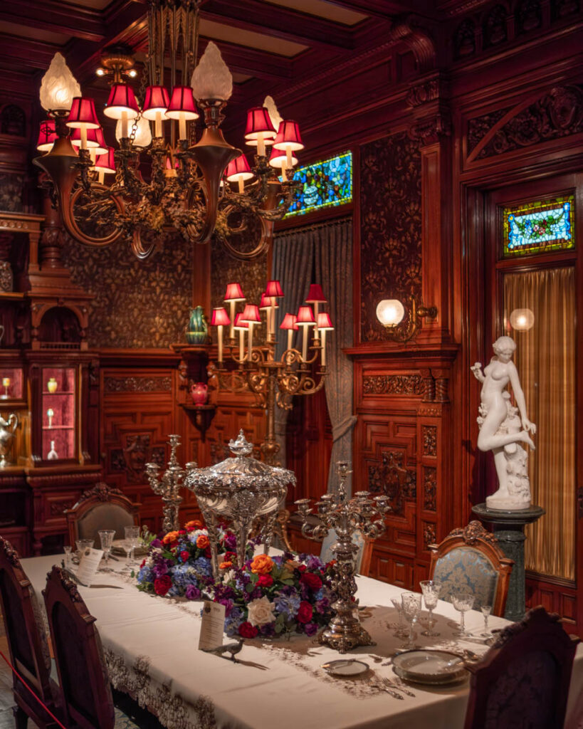 Jadalnia w The Richard H. Driehaus Museum w Chicago.