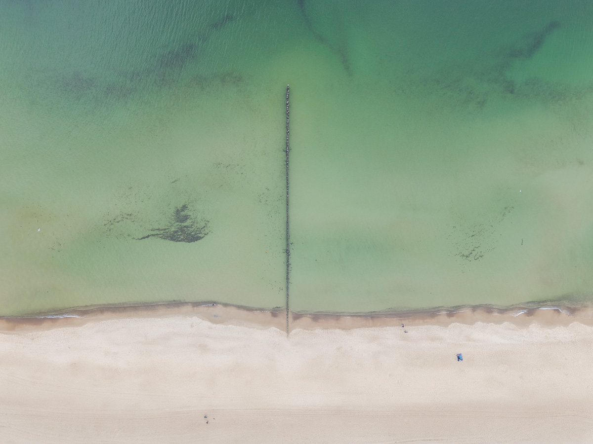 Widok z drona na morze i piaszczystą plażę w Mielnie.