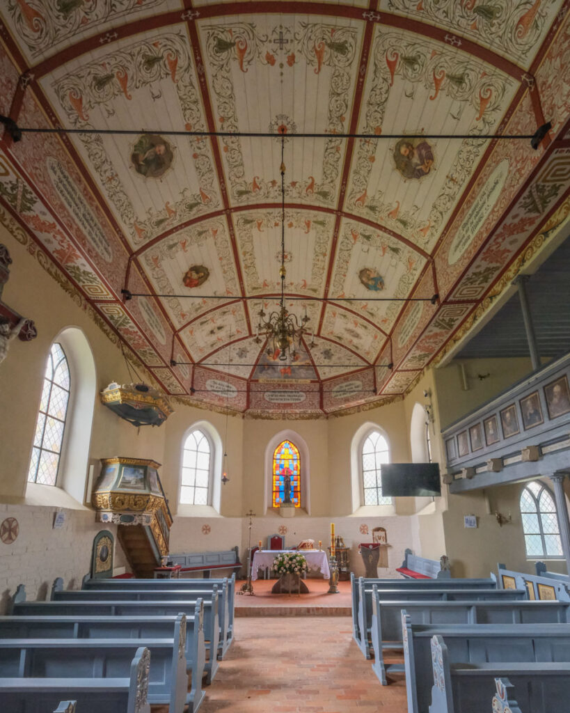 Wnętrze kościoła w Jamnie koło Mielna. Malowidła na suficie, ołtarz i ambona.