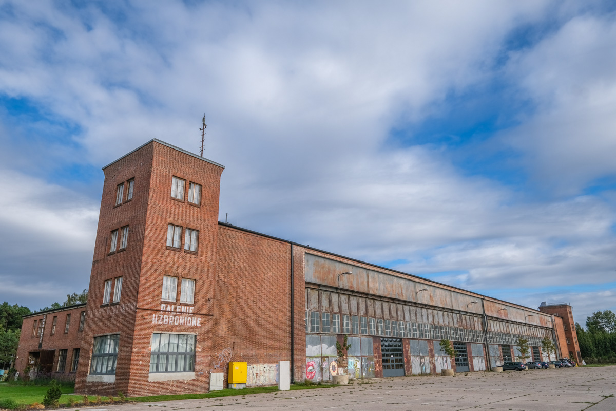 Dawny hangar lotniczy.