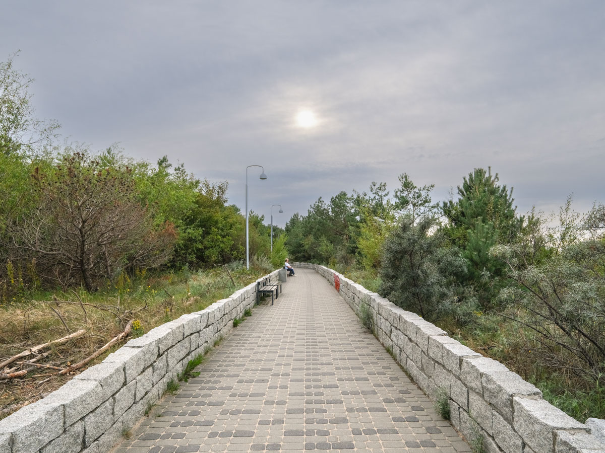Mileno atrakcje. Promenada w Mielnie wzdłuż pokrytej roślinnością wydmy.