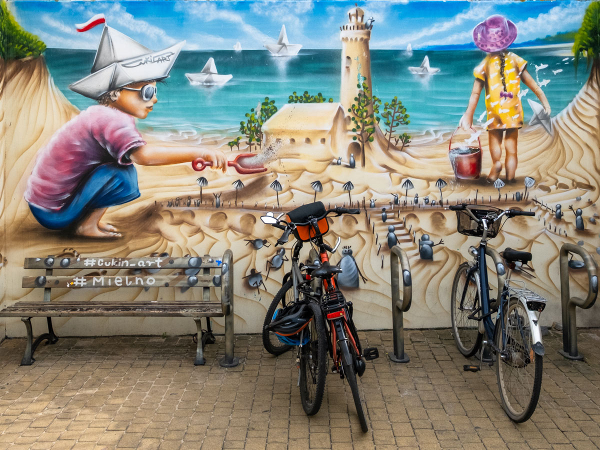 Kolorowy mural przy plaży w Mielnie.