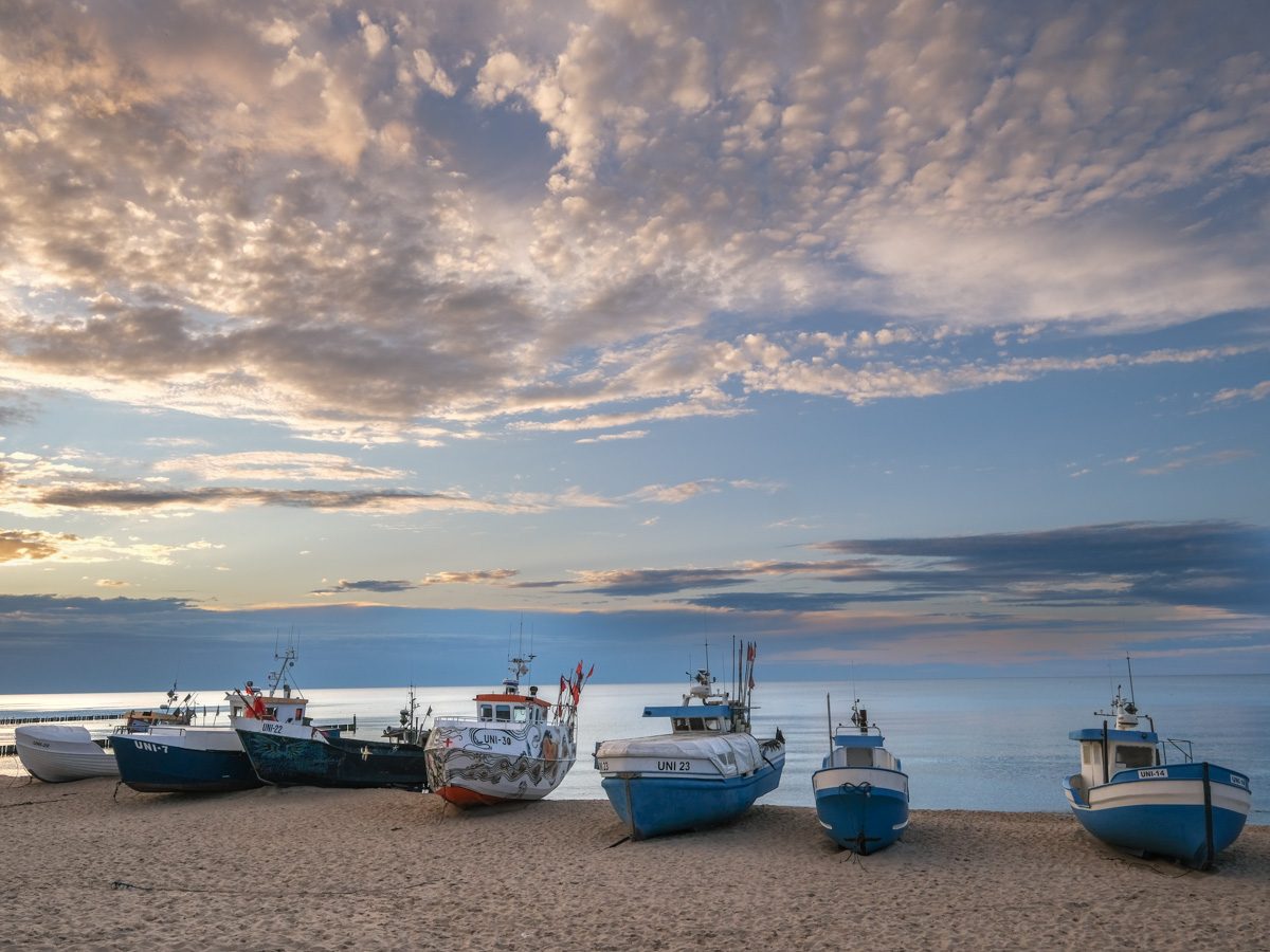 Rybackie łodzie na plaży w Unieściu - części Mielna. 