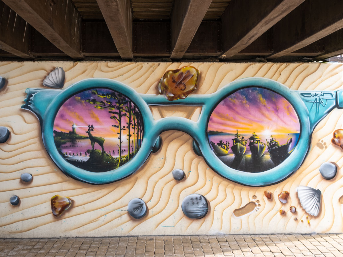 Kolorowy mural na promenadzie w Mielnie.