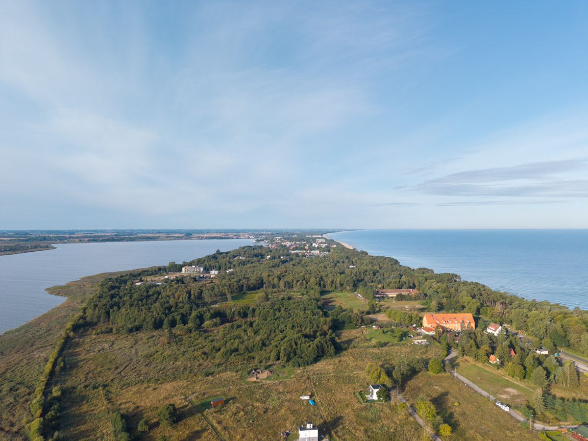Widok na Mielno wciśnięte pomiędzy wody Jeziora Jamno i Bałtyku.