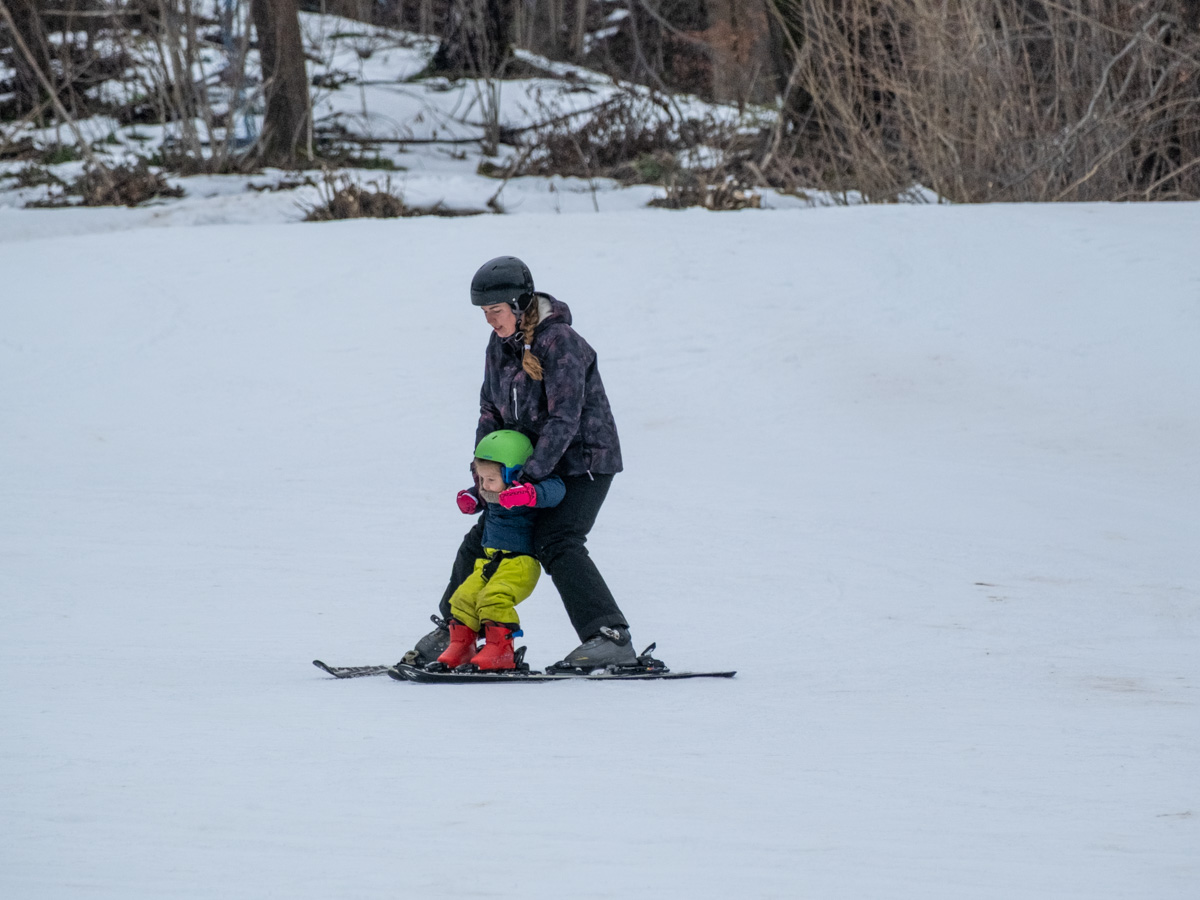 Nauka jazdy na stoku OSiR-u Gorlice w Małastowie w Beskidzie Niskim.