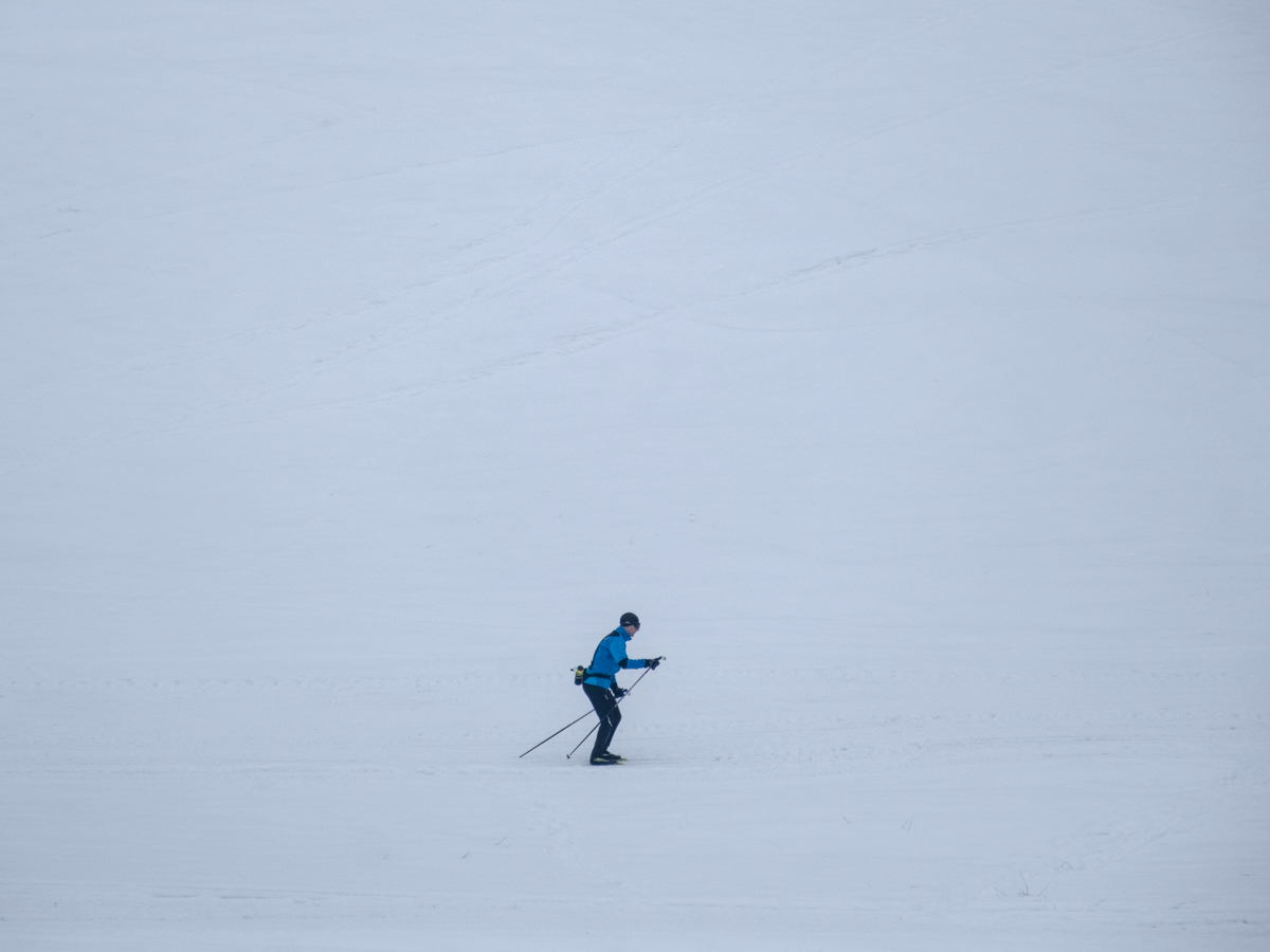 Narciarz biegowy na trasie w Krzywej w Beskidzie Niskim.