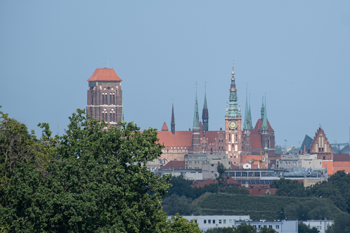 Widok na Główne Miasto w Gdańsku z punktu widokowego przy zbiorniku.