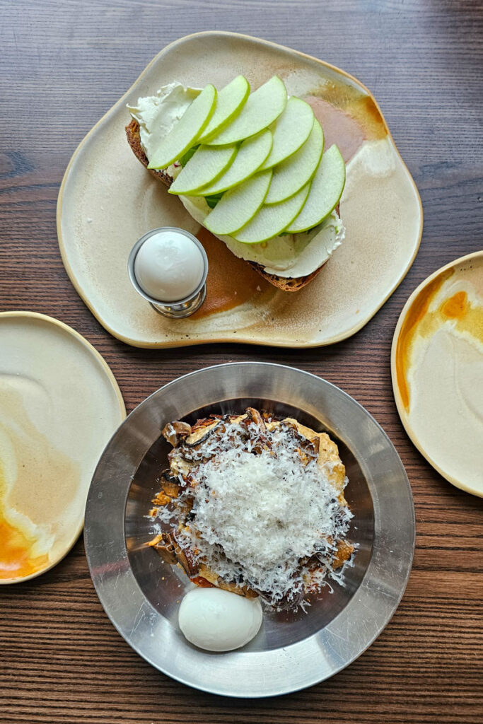 Zestaw śniadaniowy w Auro Cafe w Krakowie.