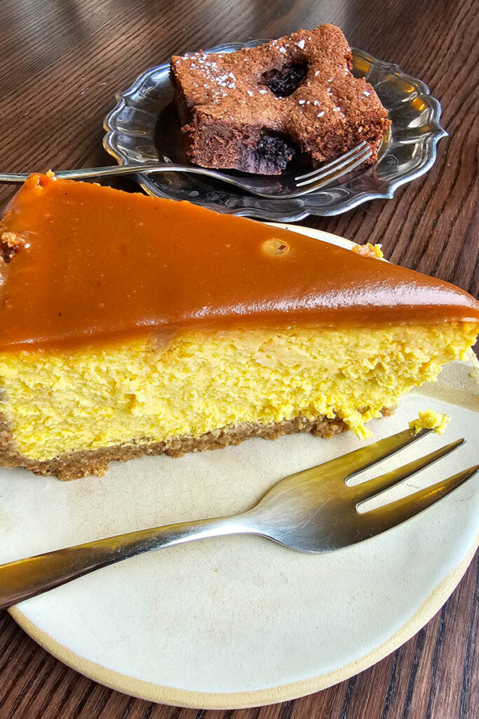 Sernik w Auro Cafe w Krakowie.