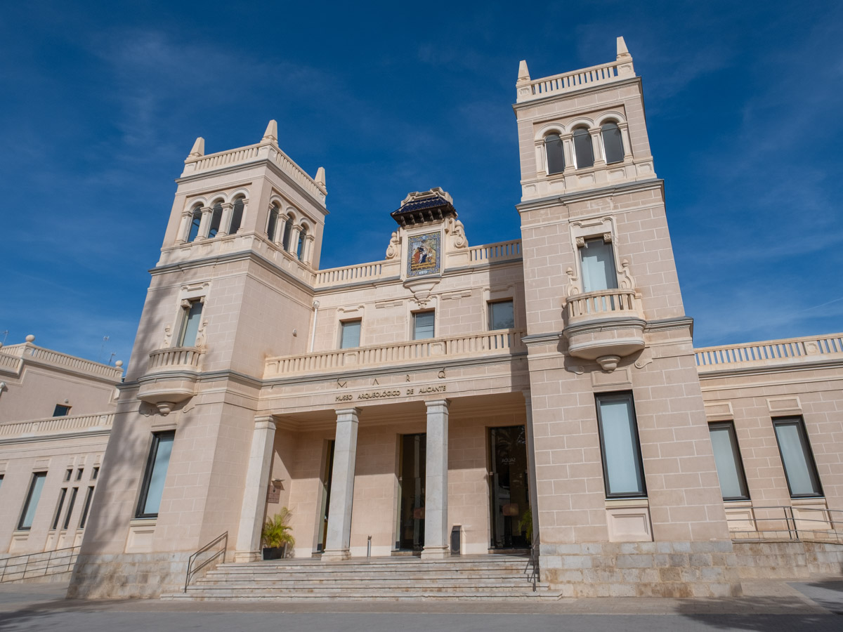 Fasada główna i wejście do Muzeum Archeologicznego w Alicante.
