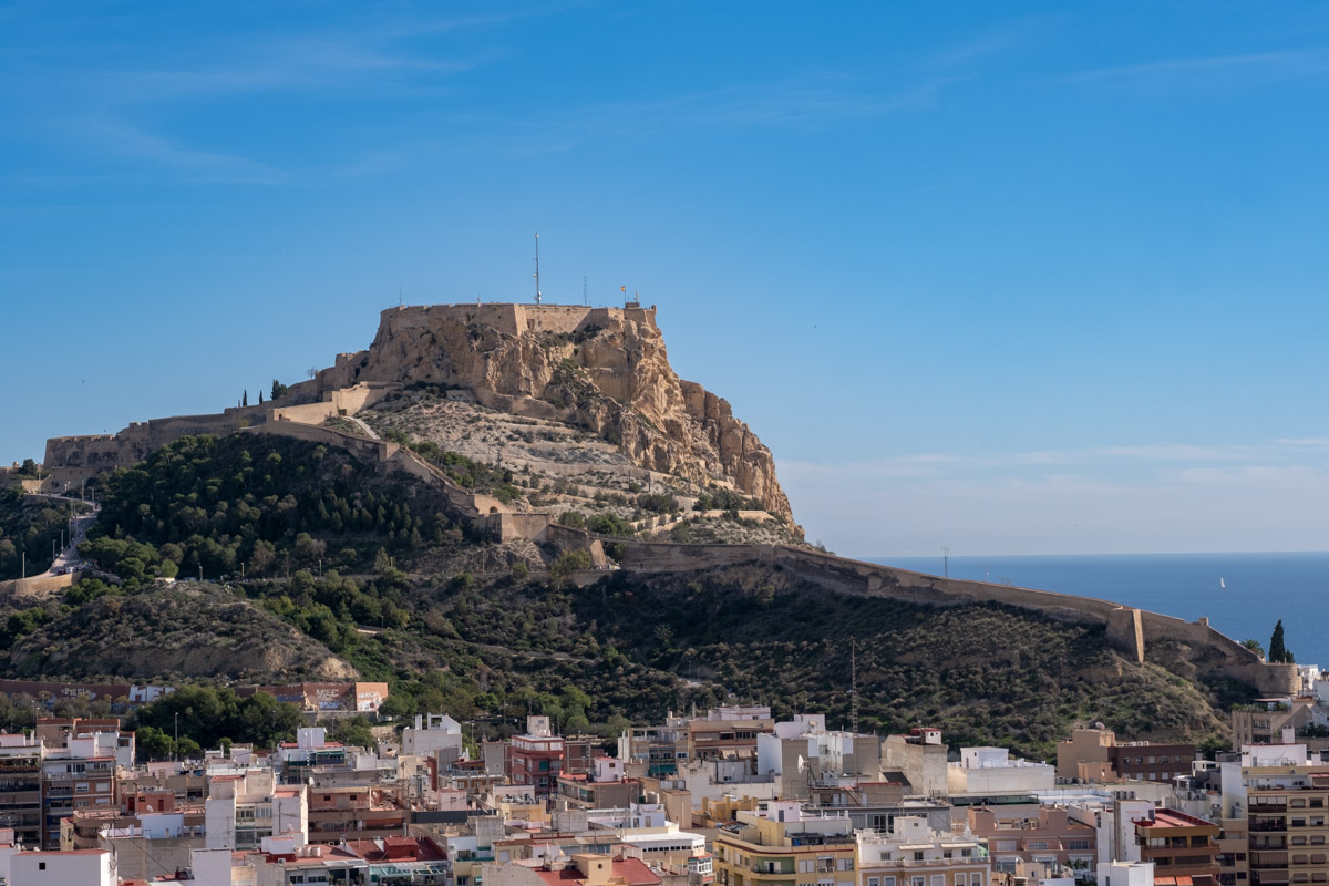 Warto zobaczyć w Alicante - Zamek św. Barbary - widok z Castillo de San Fernando.