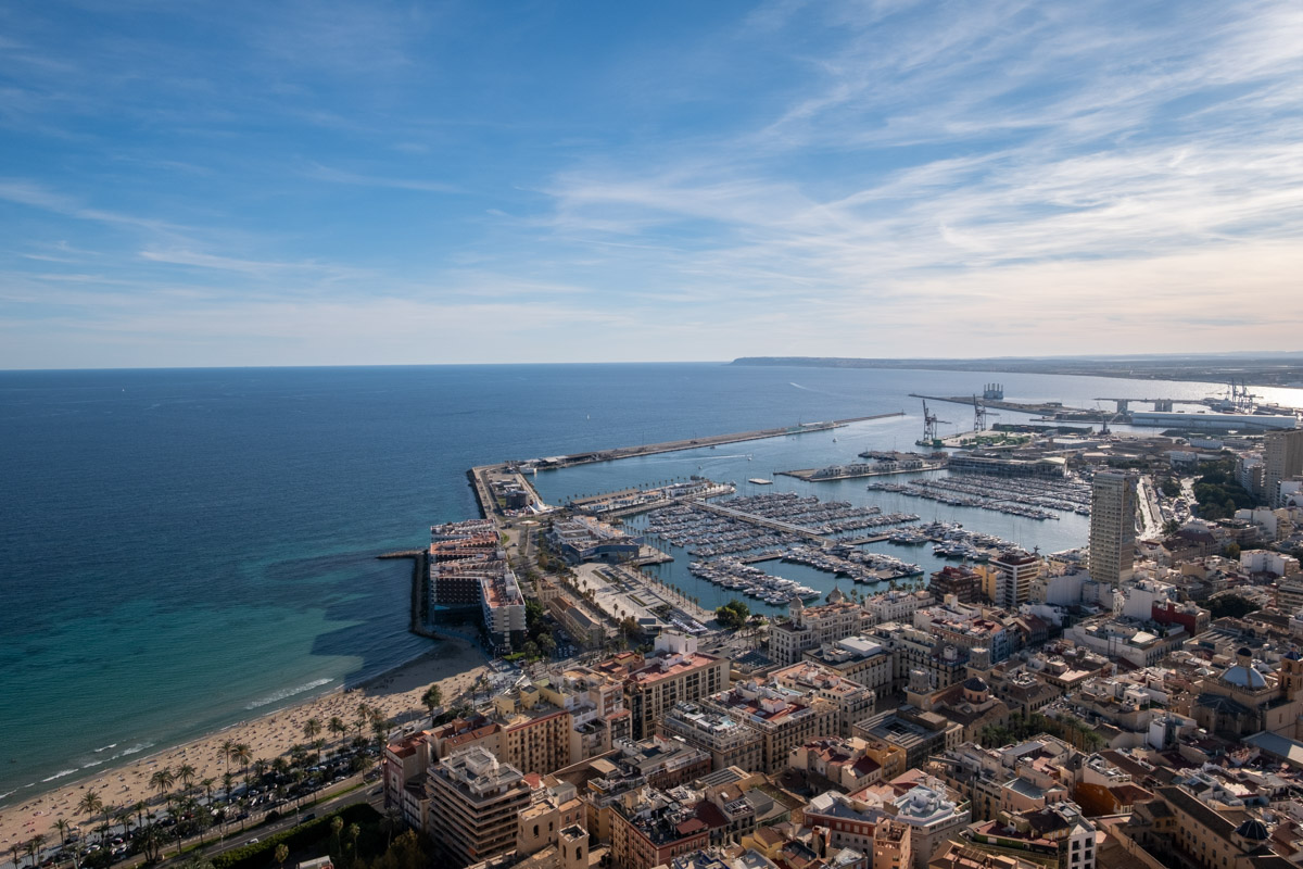 Widok na Alicante z Zamku św. Barbary.